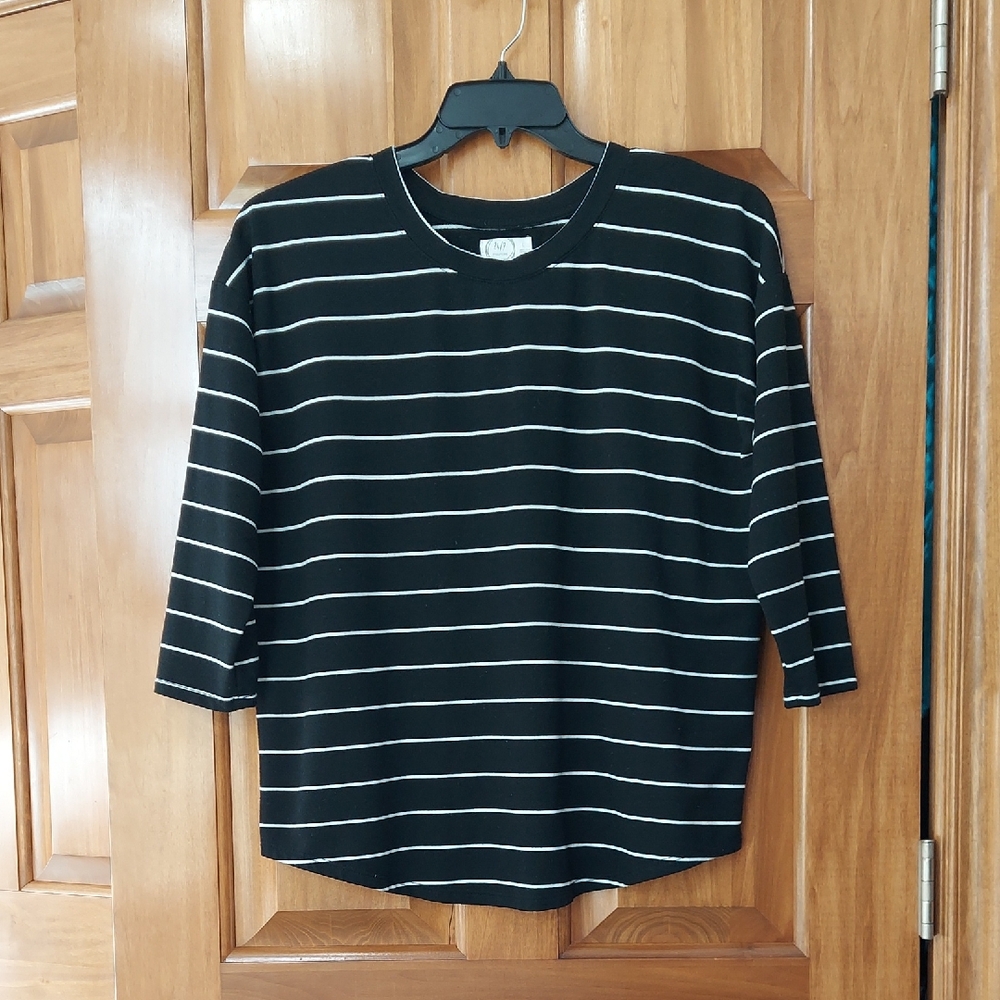 Maurices Striped Black Top with White Horizontal Lines, Size Large, Like New▪︎